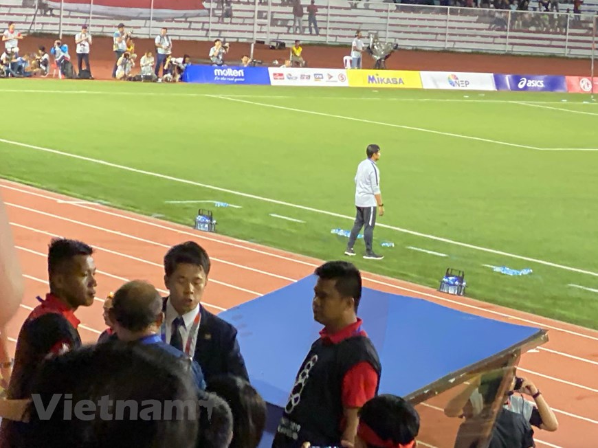 Trước phong thái quyết liệt của huấn luyện viên Park Hang-seo, ban tổ chức đã mời ông rời hẳn khỏi khán đài đi vào phía bên trong sân. (Ảnh: PV/Vietnam+)