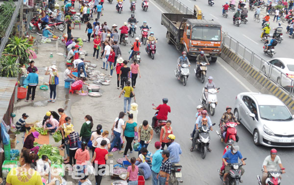 Người buôn bán bày hàng chiếm lòng, lề đường tại chợ tự phát trên quốc lộ 1K (phường Hóa An, TP.Biên Hòa). Ảnh: T.HẢI
