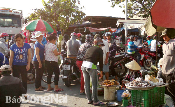 Chợ tự phát trên đường Nguyễn Thị Tồn (thuộc 2 phường Hóa An và Bửu Hòa, TP.Biên Hòa) bị người buôn bán lấn chiếm 