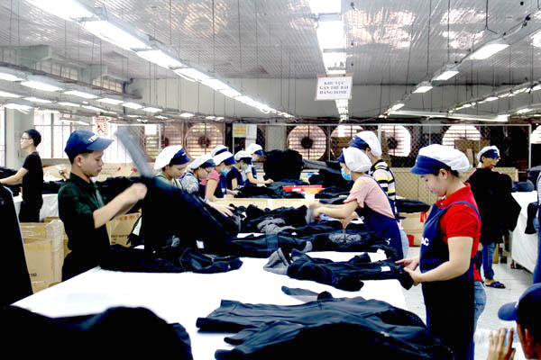 Ngành dệt may Việt Nam đang chịu áp lực lớn từ khối FDI. Trong ảnh: Công ty cổ phần Tổng công ty may Đồng Nai