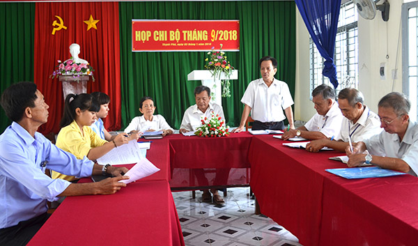Thường trực Đảng ủy xã Thạnh Phú (huyện Vĩnh Cửu) về dự sinh hoạt chi bộ ở khu dân cư. Ảnh: D.AN 