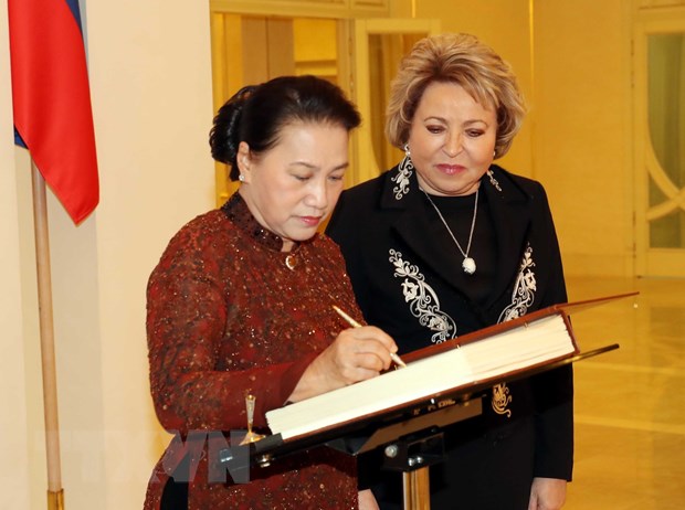  Chủ tịch Quốc hội Nguyễn Thị Kim Ngân ký sổ lưu niệm tại Trụ sở Hội đồng Liên bang Nga. (Ảnh: Trọng Đức/TTXVN)