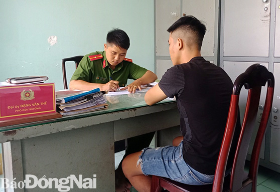 Cán bộ điều tra Công an huyện Thống Nhất đang làm việc với Phạm Anh Huynh