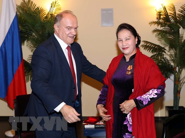Ông Gennady Zyuganov tặng Kỷ niệm chương của Đảng Cộng sản Liên bang Nga cho Chủ tịch Quốc hội Nguyễn Thị Kim Ngân. (Ảnh: Trọng Đức/TTXVN)