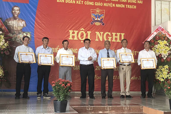 Phó bí thư thường trực Huyện ủy Nhơn Trạch Nguyễn Hữu Nghị khen thưởng các điển hình trong phong trào Người tốt việc tốt huyện Nhơn Trạch
