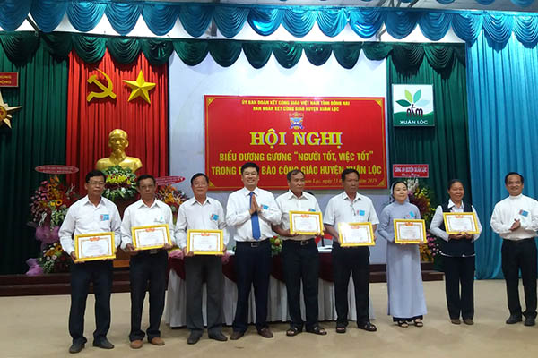 Phó bí thư thường trực Huyện ủy Xuân Lộc khen thưởng các điển hình trong đồng bào Công giáo ở Xuân Lộc