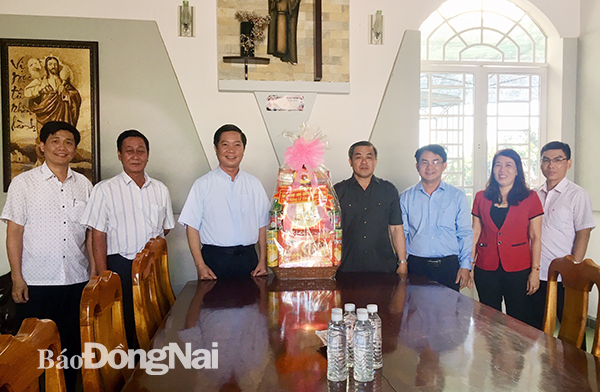 Trưởng ban Dân vận Tỉnh ủy Huỳnh Văn Hồng tặng quà cho Giáo xứ Bình Lâm