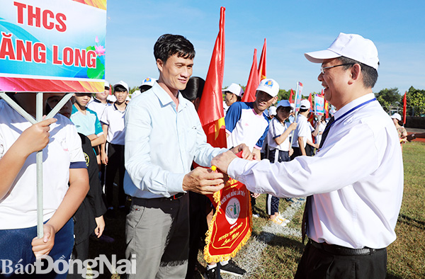 Ông Mai Văn Hiền, Phó chủ tịch UBND huyện, Trưởng ban chỉ đạo HKPĐ huyện Thống Nhất tặng cờ lưu niệm cho các đơn vị tham dự lễ khai mạc