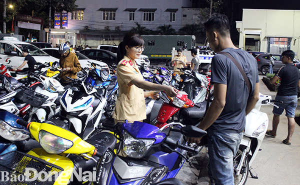 Công an TP.Biên Hòa tạm giữ nhiều xe máy vi phạm trật tự an toàn giao thông vào đêm 10-12