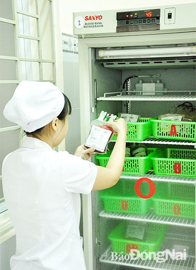 Tủ máu dự trữ tại Bệnh viện đa khoa khu vực Long Khánh hiện chỉ còn hơn 10 đơn vị máu. Ảnh: Gia Nhi
