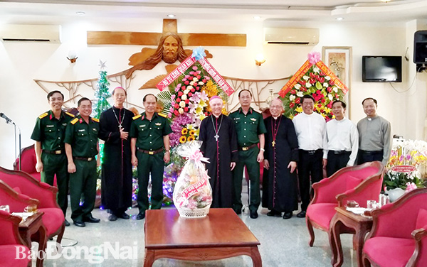 Thiếu tướng Nguyễn Văn Nam tặng hoa, quà chúc mừng Giáng sinh và chụp hình lưu niệm tại Tòa giam mục Xuân Lộc. Ảnh Văn Đoàn