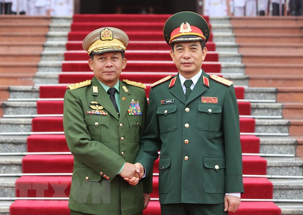  Thượng tướng Phan Văn Giang và Tổng Tư lệnh các lực lượng vũ trang Myanmar Min Aung Hlaing tại lễ đón. (Ảnh: Dương Giang/TTXVN)