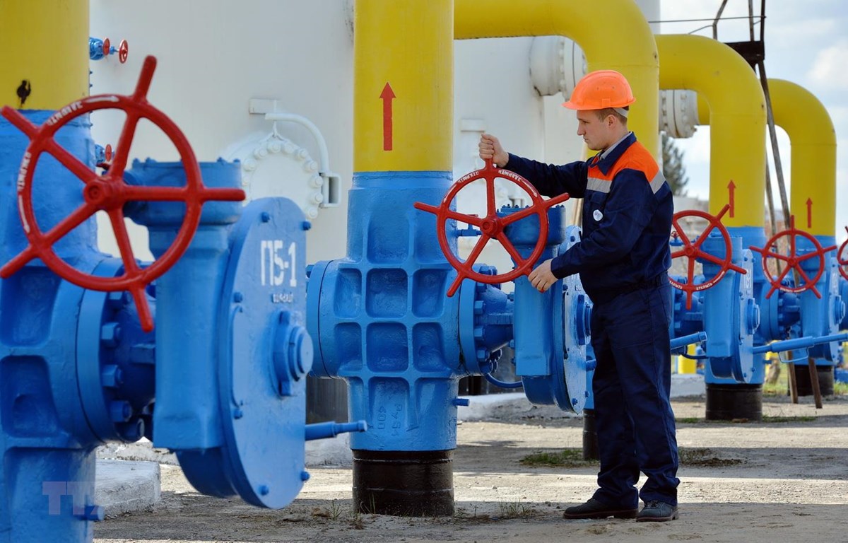 Nhân viên vận hành đường ống dẫn khí đốt tại thị trấn Boyarka thuộc vùng Kiev của Ukraine. (Ảnh: AFP/TTXVN)