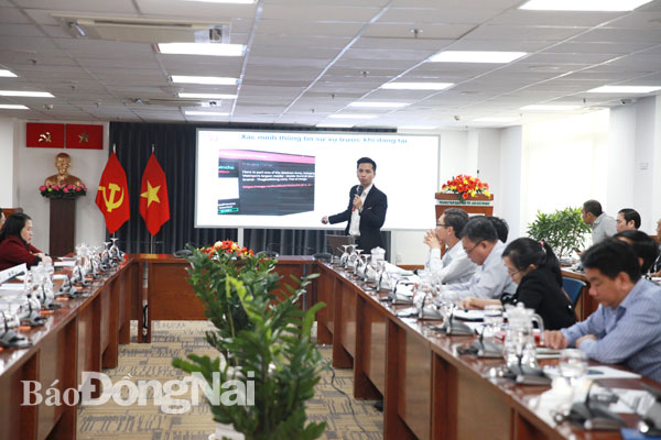 ông Vũ Việt Hùng, Cục An toàn thông tin (Bộ Thông tin - truyền thông) giới thiệu các chuyên đề tại hội nghị
