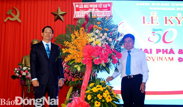 Lãnh đạo Liên đoàn Vovinam Việt Nam tặng hoa chúc mừng lễ kỷ niệm 50 năm Vovinam Đông Nam bộ