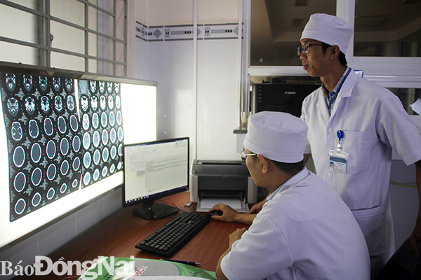 Các bác sĩ Bệnh viện đa khoa khu vực Long Khánh thực hiện kết nối bệnh án điện tử