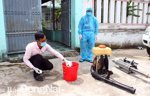 Nhân viên y tế chuẩn bị thuốc để phun xịt thuốc diệt muỗi phòng bệnh sốt xuất huyết. Ảnh: A.Yên