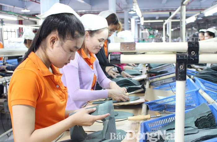 Sản xuất giày thể thao xuất khẩu ở Công ty TNHH Phospin (Khu công nghiệp Nhơn Trạch 1). Ảnh: Hoàng Lộc