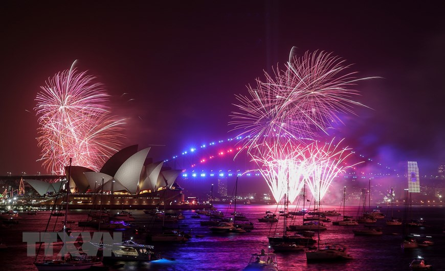 Cầu cảng Sydney trở nên rực rỡ khi hơn 100.000 quả pháo hoa được bắn lên bầu trời trong thời gian 12 phút. Ảnh: AFP/TTXVN)