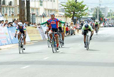 Các tay đua băng về đích chặng 1 tại thị xã Phước Long