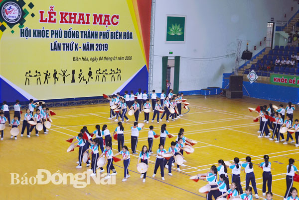 Các em học sinh Trường TH Quang Vinh biểu diễn bài thể dục đồng diễn tại lễ khai mạc.JPG