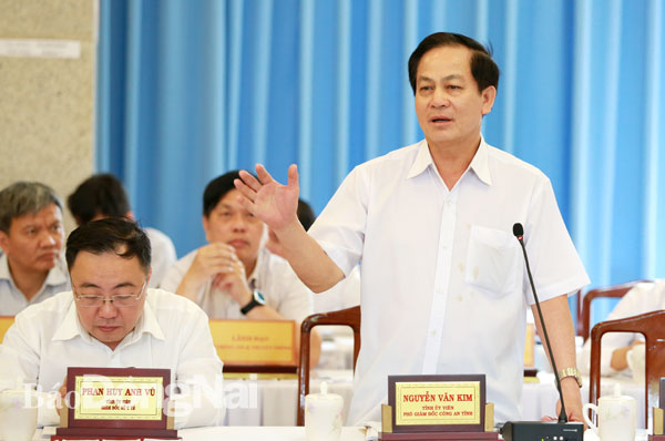 Đại tá Nguyễn Văn Kim, Phó giám đốc Công an tỉnh phát biểu tại hội nghị. Ảnh: Huy Anh