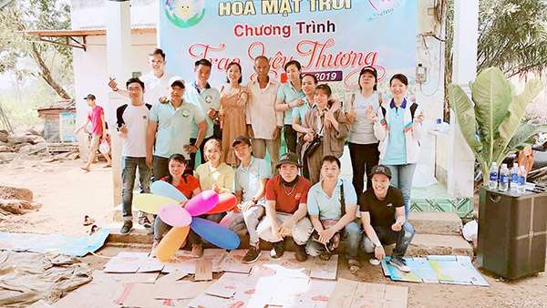 Các thành viên trong Nhóm Hoa Mặt Trời trong một hoạt động thiện nguyện tại khu dân tộc Chơ Ro, xã Tây Hòa, huyện Trảng Bom