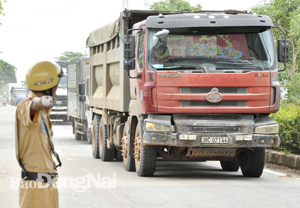 Xe tải ben chở hàng quá tải lưu thông trên đường tỉnh 768 (đoạn qua huyện Vĩnh Cửu) bị lực lượng cảnh sát giao thông yêu cầu dừng xe để xử lý