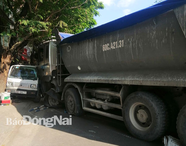 Hiện trường vụ xe tải ben mất lái tông vào xe tải nhỏ trên đường Huỳnh Văn Nghệ (đoạn qua phường Bửu Long, TP.Biên Hòa) vào chiều 14-12-2019