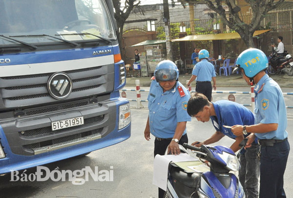 Lực lượng thanh tra giao thông Sở Giao thông - vận tải xử lý xe tải ben vi phạm giờ cấm trên đường Huỳnh Văn Nghệ (đoạn qua phường Bửu Long, TP.Biên Hòa).