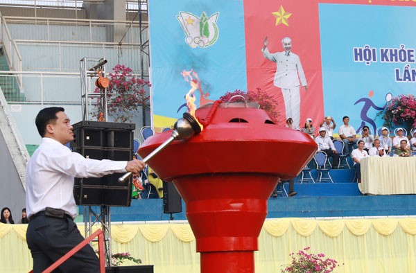 Phó bí thư Thành ủy, Chủ tịch UBND thành phố Long Khánh Hồ Văn Nam châm ngọn đuốc thắp sáng ngọn lửa truyền thống Đài đuốc HKPĐ thành phố