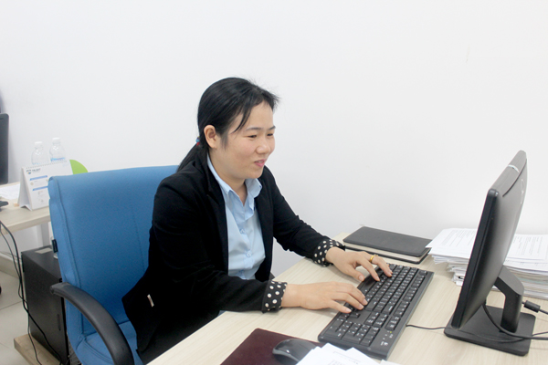 Bí thư Chi bộ Công ty TNHH San Lim Furniture Việt Nam (huyện Trảng Bom) Đỗ Thị Vân trong giờ làm việc. Ảnh:L.Mai