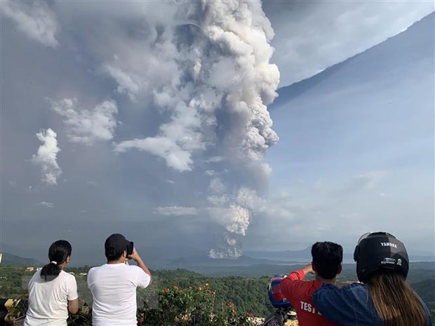 Núi lửa Taal nhả khói và phun tro bụi ngày 12-1-2020. (Ảnh: AFP/TTXVN)