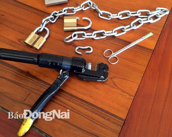 Công an phường Long Bình Tân (TP.Biên Hòa) thu giữ dụng cụ cắt khóa cửa trong vụ trộm tài sản xảy ra tại một nhà trọ trên địa bàn phường