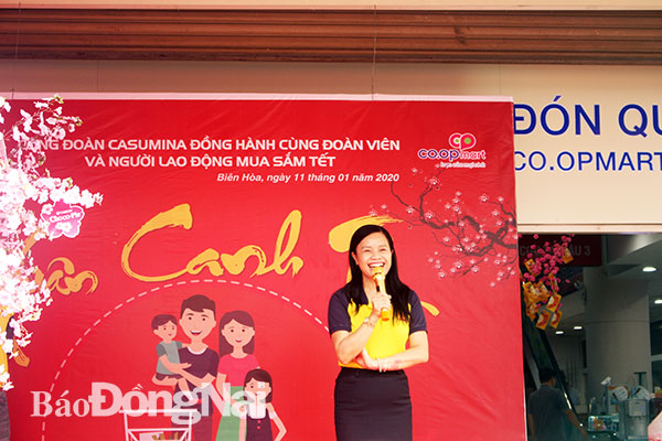 Chị Hoàng Thị Hà tham gia chương trình Đồng hành cùng người lao động mua sắm Tết tại Co.opmart Biên Hòa. Ảnh: H.Thảo