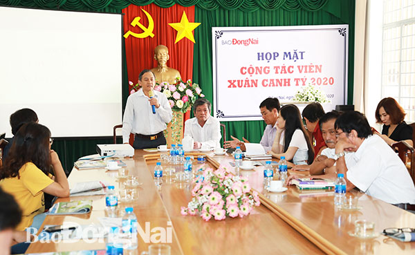 Phó trưởng ban thường trực Ban Tuyên giáo Tỉnh ủy Phạm Tấn Linh phát biểu tại buổi họp mặt