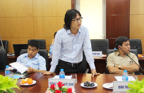 Đại diện của Thông tấn xã Việt Nam đặt câu hỏi với lãnh đạo công ty tại buổi họp mặt (Ảnh: Hải Quân)