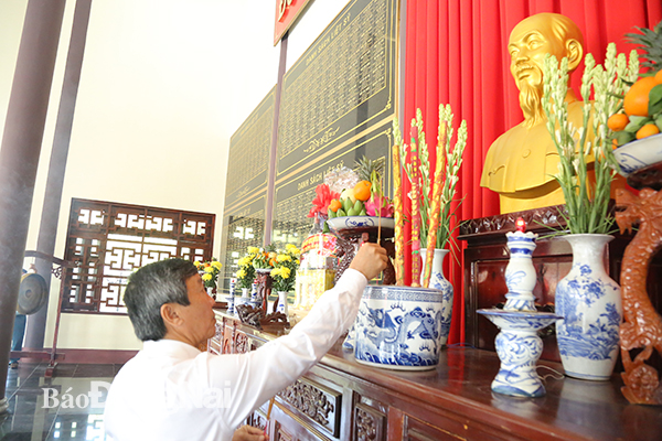 Đồng chí Hồ Thanh Sơn thắp hương trước bàn thờ Chủ tịch Hồ Chí Minh tại Đền thờ liệt sĩ huyện Thống Nhất