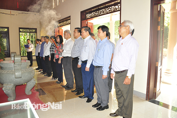 Đoàn lãnh đạo tỉnh do Bí thư Tỉnh ủy Nguyễn Phú Cường làm trưởng đoàn dâng hương tại Đền thờ Căn cứ Khu ủy Miền Đông