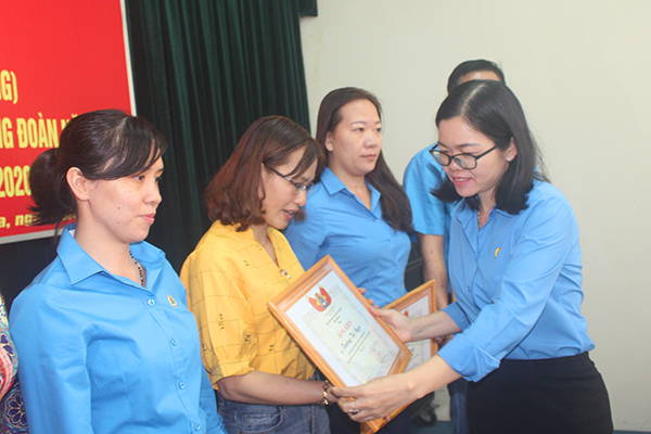 Chủ tịch Công đoàn khu công nghiệp Biên Hòa Nguyễn Thị Tuyết trao giấy khen cho các tập thể, cá nhân xuất sắc