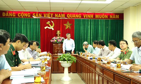 Chủ tịch UBND tỉnh Cao Tiến Dũng phát biểu tại buổi làm việc.