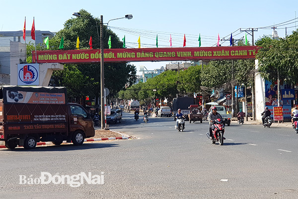Cổng chào ở khu vực Công viên 30-4 (phường Tân Biên, TP.Biên Hòa) được trang trí, cập nhật nội dung chào đón năm mới