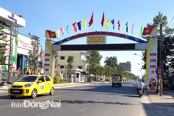 Cổng chào trên đường Hà Huy Giáp (TP.Biên Hòa) được trang trí bắt mắt để chào đón năm mới