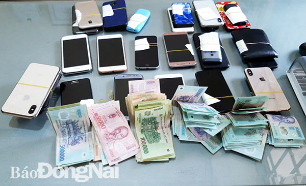 Tang vật trong một vụ đánh bạc được Công an huyện Long Thành thu giữ trong cao điểm tấn công, trấn áp tội phạm dịp Tết Nguyên đán 2020