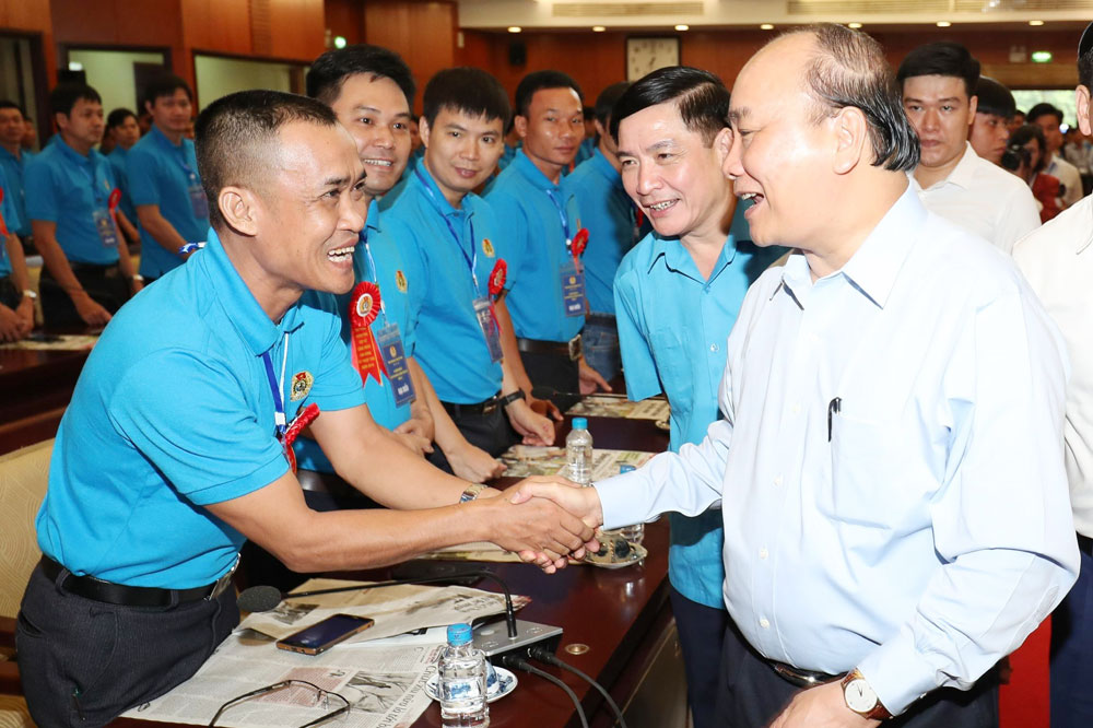Anh Nguyễn Đình Tuyên được Thủ tướng Nguyễn Xuân Phúc bắt tay, thăm hỏi tại Cuộc gặp gỡ giữa Thủ tướng Nguyễn Xuân Phúc và công nhân, lao động kỹ thuật cao nhân Tháng Công nhân 2019. (Ảnh: Hoàng Lộc)