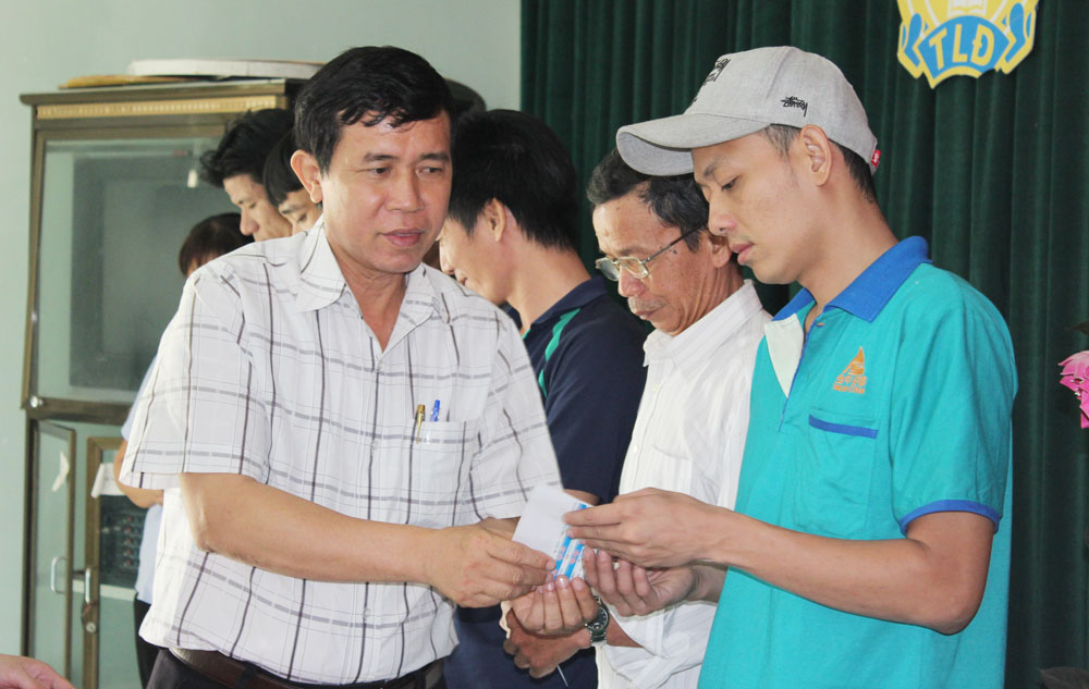 Chủ tịch Liên đoàn Lao động huyện Trảng Bom Lê Đức Thụy trao vé xe cho công nhân lao động về quê đón Tết Nguyên đán năm 2019