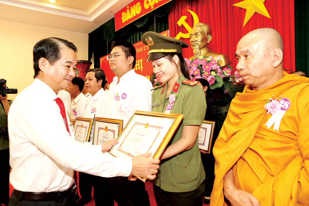 Đồng chí Thái Bảo, Trưởng ban Tuyên giáo Tỉnh ủy trao khen thưởng cho các tấm gương điển hình “Người tốt - việc tốt” tỉnh Đồng Nai năm 2019