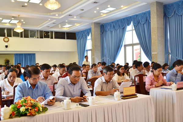 Phó bí thư thường trực Tỉnh ủy Hồ Thanh Sơn cùng các đồng chí lãnh đạo tỉnh dự hội nghị