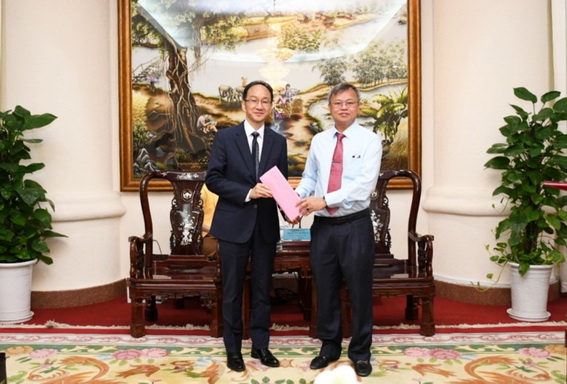 Chủ tịch UBND tỉnh Cao Tiến Dũng tặng quà lưu niệm chọ đại diện Văn phòng kinh tế và Văn hóa Đài Bắc tại TP.Hồ Chí Minh