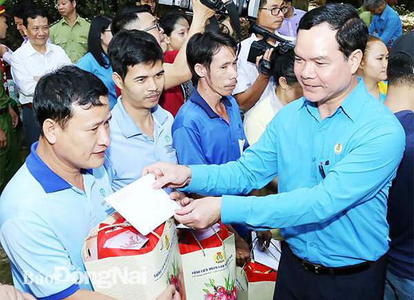 Ông Nguyễn Đình Khang, Chủ tịch Tổng liên đoàn Lao động Việt Nam tặng quà Tết sớm cho công nhân Đồng Nai. Ảnh: C.Nghĩa